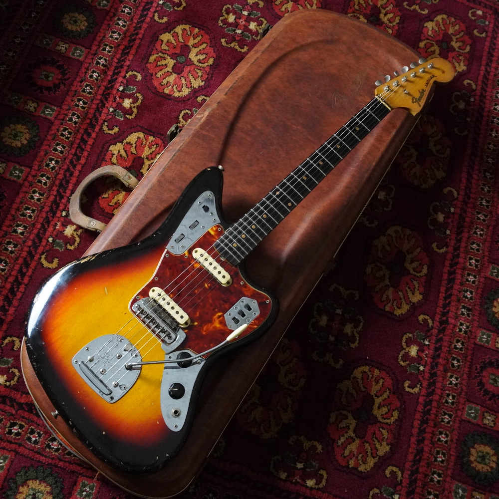 Fender 1962 Jaguar 3-Color Sunburst w/Sunglasses Case