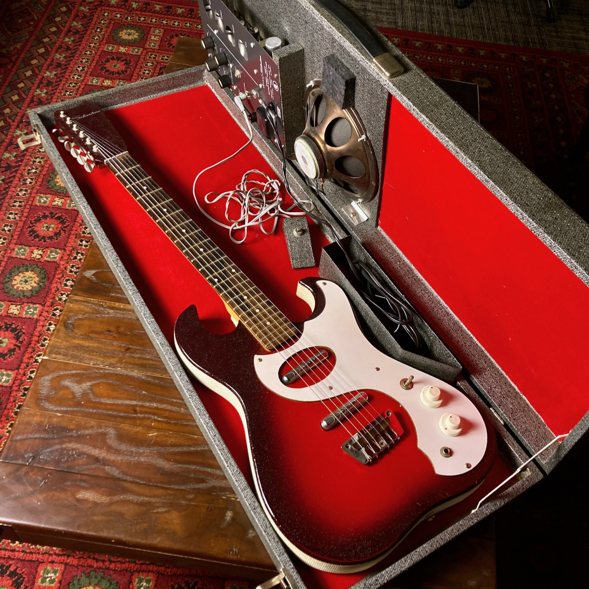 Silvertone 1457 Red Sparkle Burst / Amp in Case