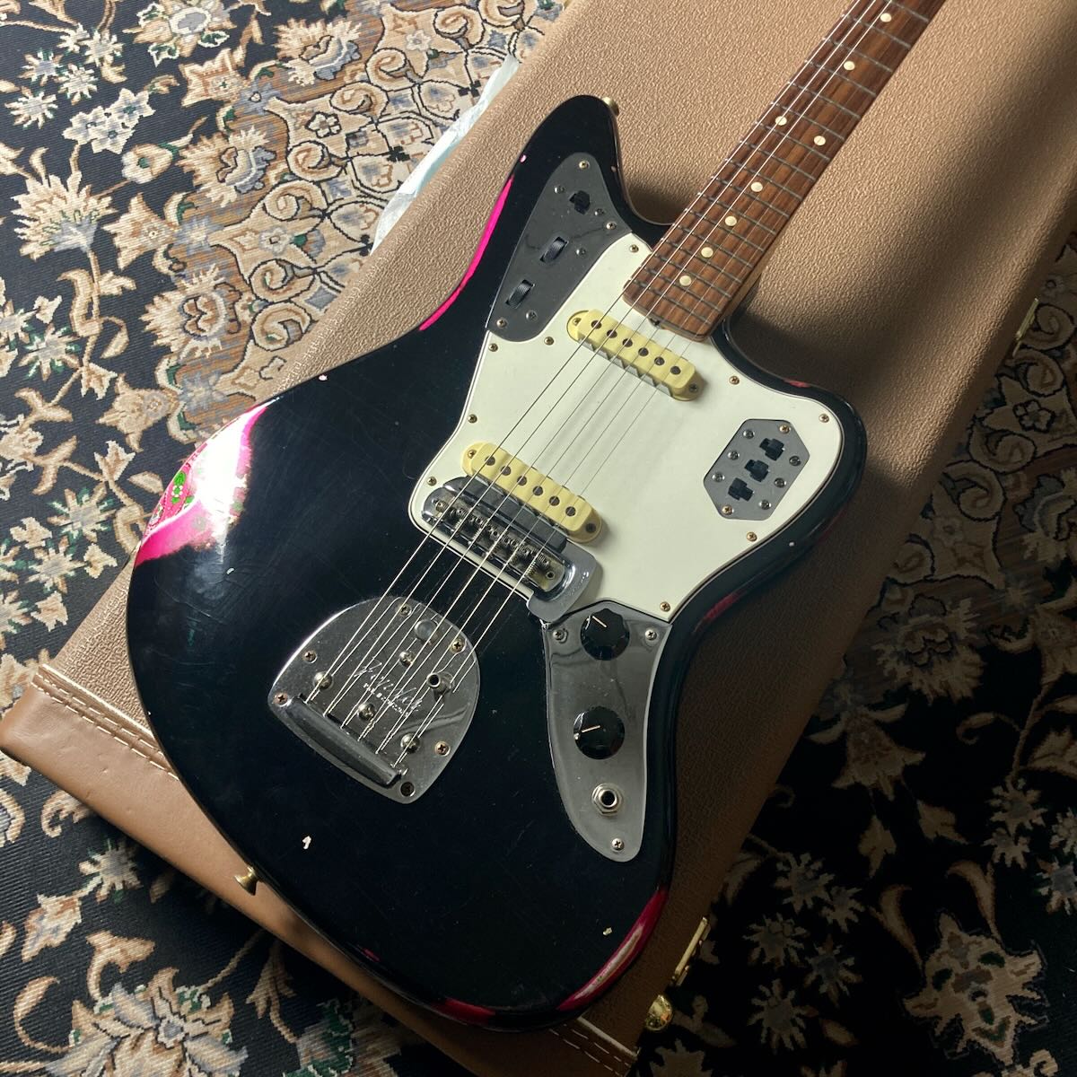 Fender Custom Shop 1962 Jaguar Relic / Black MH Over Pink Paisley BACK_S