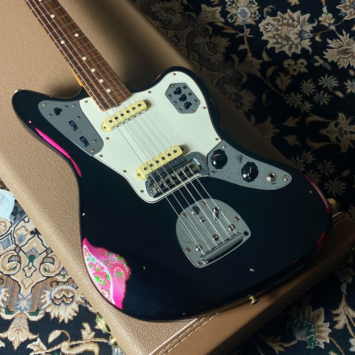 Fender Custom Shop 1962 Jaguar Relic / Black MH Over Pink Paisley FRONT