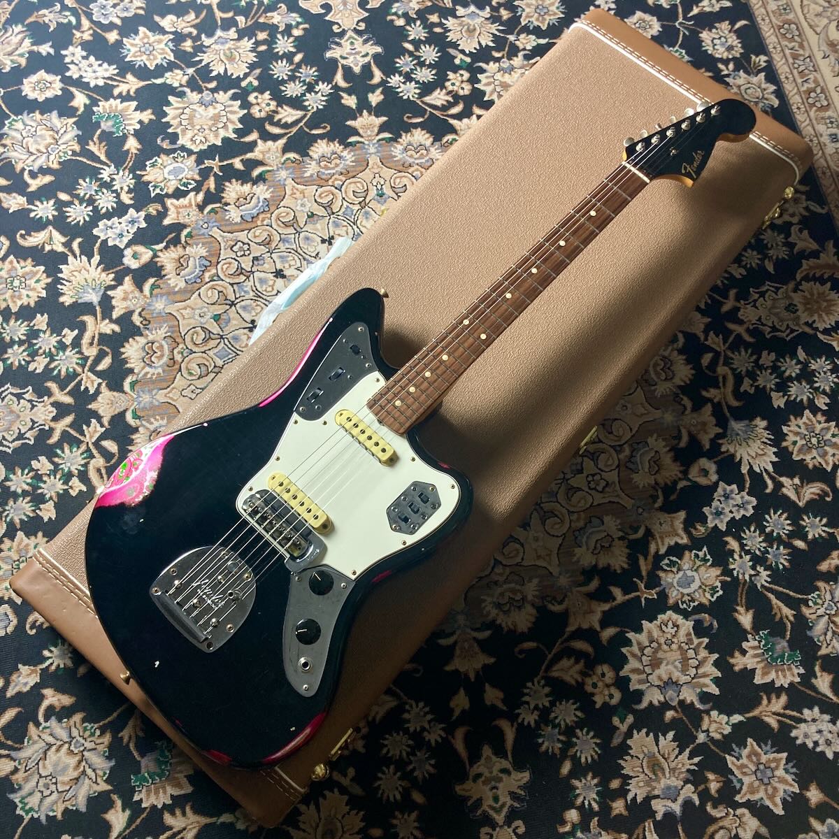 Fender Custom Shop 1962 Jaguar Relic / Black MH Over Pink Paisley FRONT_S
