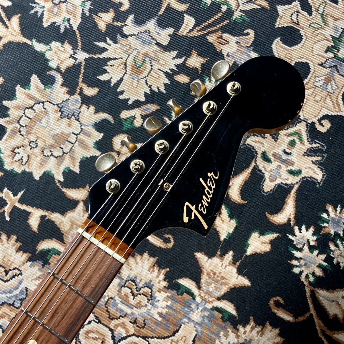 Fender Custom Shop 1962 Jaguar Relic / Black MH Over Pink Paisley 1