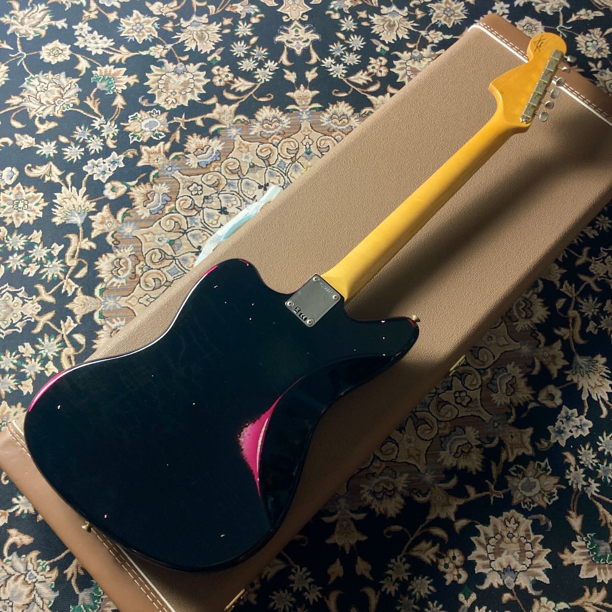 Fender Custom Shop 1962 Jaguar Relic / Black MH Over Pink Paisley 2
