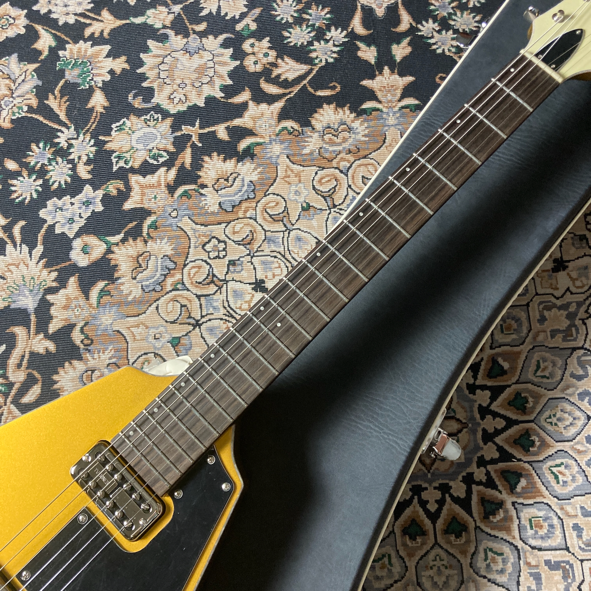 Blast Cult Hollow V Gold w/ Stop Tail / TV Jones BACK