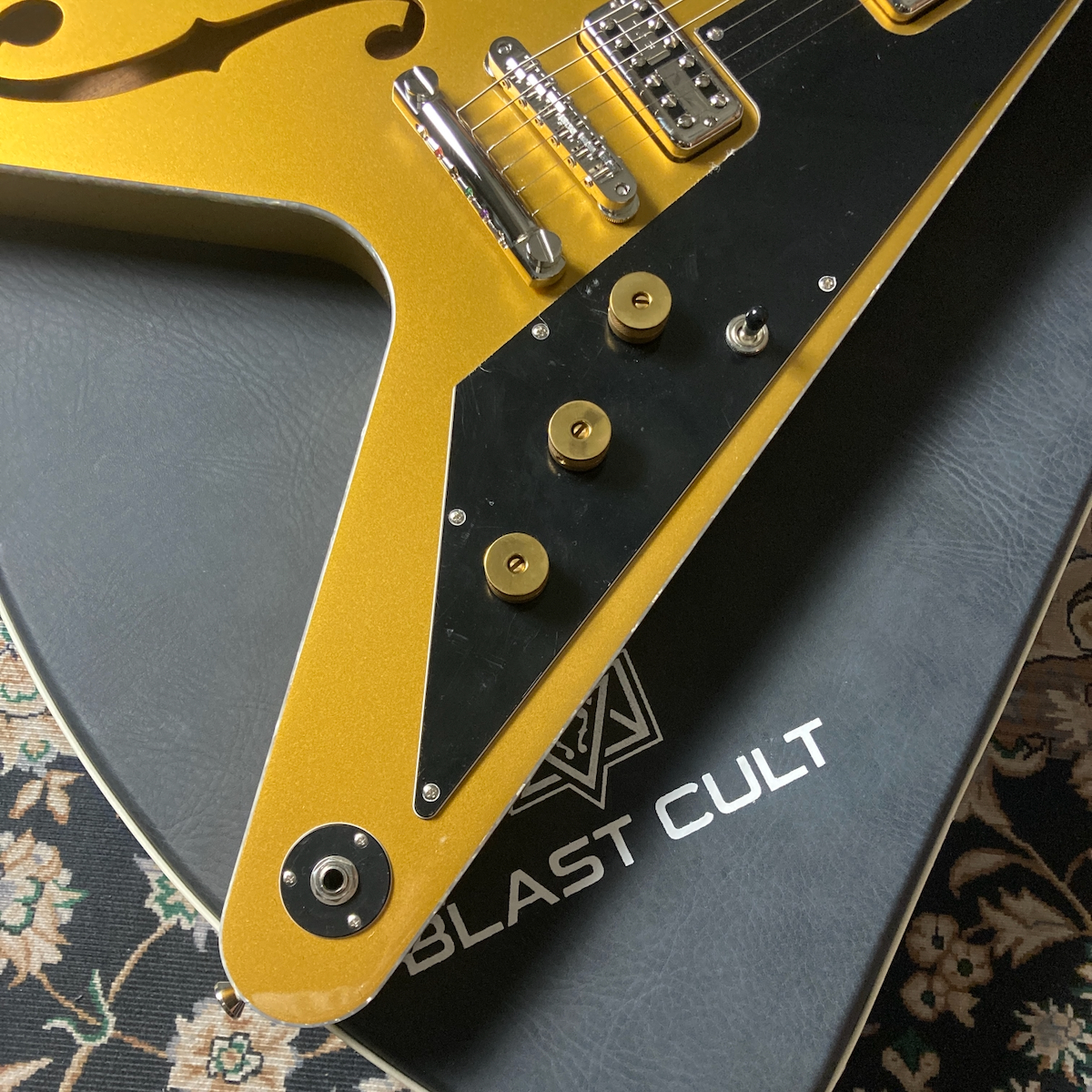 Blast Cult Hollow V Gold w/ Stop Tail / TV Jones BACK_S