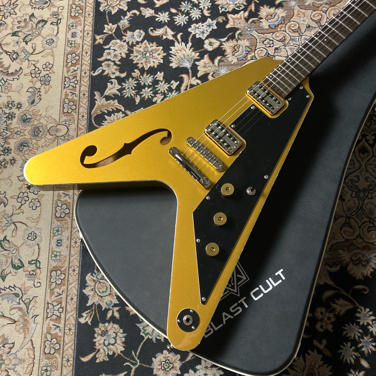 Blast Cult Hollow V Gold w/ Stop Tail / TV Jones FRONT_S