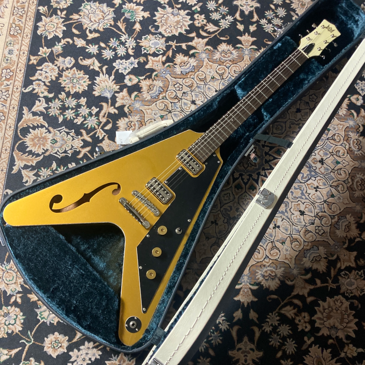 Blast Cult Hollow V Gold w/ Stop Tail / TV Jones 8